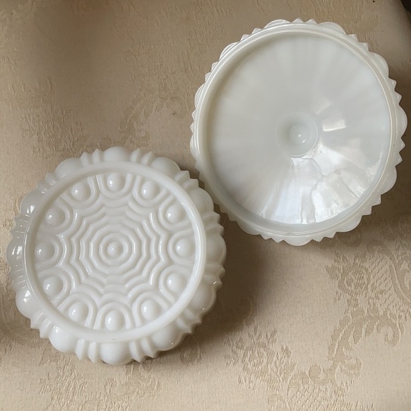 Anchor Hocking Old Cafe pattern milk glass covered dish, powder, candy dish - Picture 6 of 9